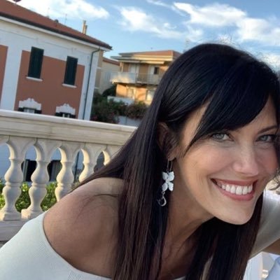 Genovese. Genoana. Giramondo. Lettrice incallita di gialli. Ricordo solo le cose belle. Quelle brutte le ho nascoste bene. Sono felice.