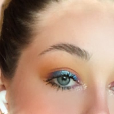 bbellabug's profile picture. “earth laughs in flowers” 🇵🇷😷