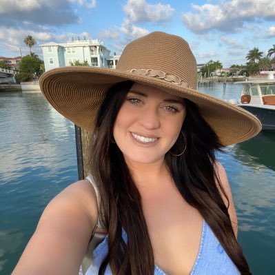 kellylewiss's profile picture. puppies, games, coffee, and love 💕