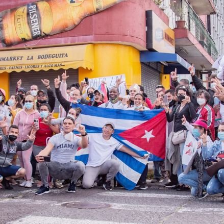 Cubano castigado por el régimen cubano de visitar su tierra natal en 8 años  ,por el simple hecho de ser LIBRE.
#CubaEsUnaDictadura
#PatriaYVida