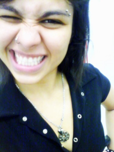 Tenho música até no silêncio do meu sorriso, encoste mais e escute!