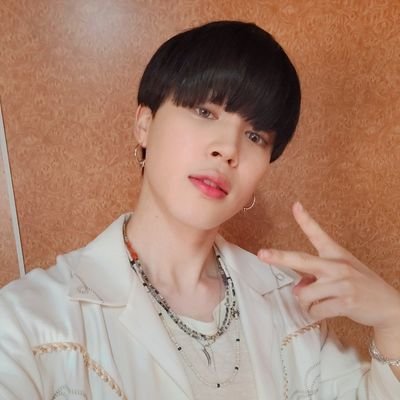 SQMMfO1RzfustGL's profile picture. 음악감상을 좋아하고 움직이는거를 싫어하는 나무같은 사람입니다.