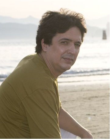 Cantor, poeta, compositor.
Prosa e poesia, pão de cada dia. Música para os ouvidos, mágica para os sentidos!