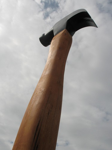 With over 2,000 hammers on display, the Hammer Museum is a non-profit organization dedicated to preserving the history of the hammer. (≠ the @hammer_museum)
