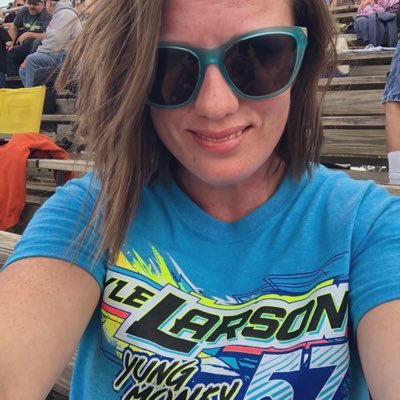 Just a girl who loves to go to concerts, dirt track races & spending time with my little boy!