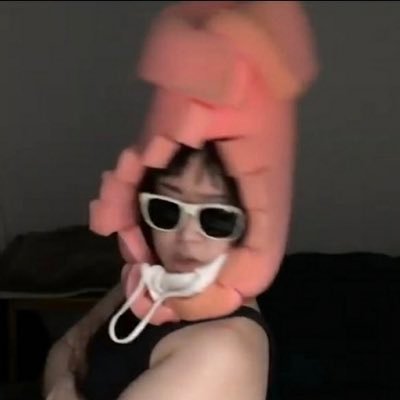 이반지하 란다. @ibanjiha_official Visual artist, performer, musician, author, humorist, daddy, you name it. 강연 등 섭외는 ibanjiha@gmail https://t.co/pedCpJqaiJ