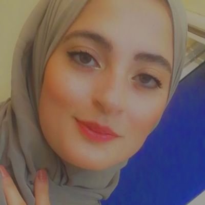 أبلغ عزيزا في ثنايا القلب منزله
أني وإن كنت لا ألقاه ألقاه 💜