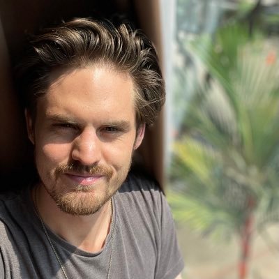 Project Engineer Offshore at Jan De Nul Group. KUL and Solvay Brussels School alumnus. Private Pilot at VCU. Film Photographer.