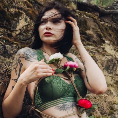 Hello everyone. I do self-bondage, draw a rope on the body🥰