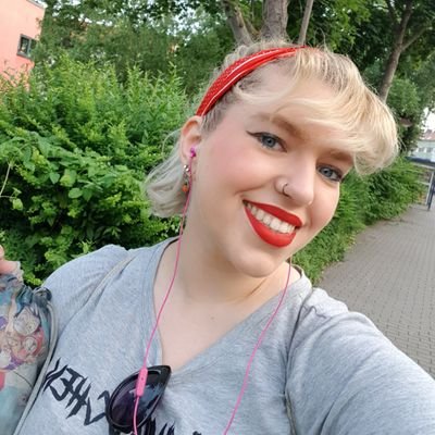 RockACABilly | Feminismus | Antifa | weiß | dya cis | Schauspielerin |
#gegenjedenantisemitusmus #blacklivesmatter #solidaritaetmittessa