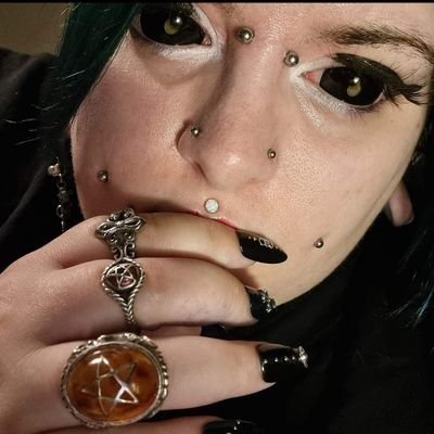 Gaby - enby - loves music, books & art - bodymodification lover