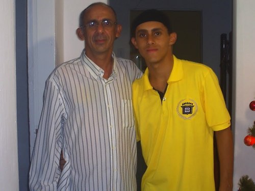 tenho 42 anos,professor de educação fisica e adoro esportes