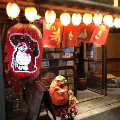 目の前で焼き上げる旬の肴を焼き上げる名物炉端焼きが楽しめるカウンター席や、趣のある囲炉裏席、テーブル席から大型宴会場まで、おひとり様から大宴会まで全て赤たぬきにおまかせ！！