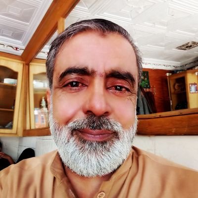ہاتھ الجھے ہوئے ریشم میں پھنسا بیٹھا ہوں
اب تو بتا کون سےدھاگے کو جداکس سےکروں