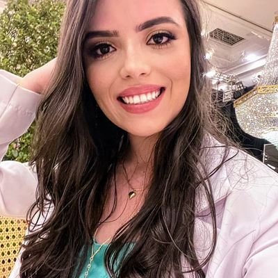 ♊ Geminiana
🔺 Mineira
🐍 Médica pela Univ. Federal de Uberlândia