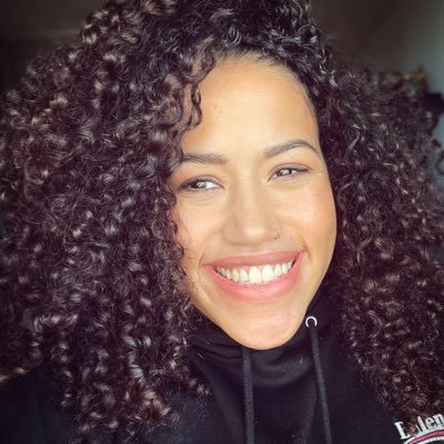 Ik ben actrice en maak grapjes. 35. Trotse Amsterdamse trut. In dienst van 2 verwende kinderen. Ik drink graag prosecco.