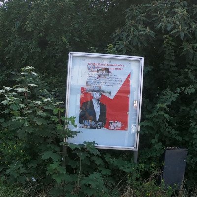 Hier twittert der SPD Schaukasten aus Braunschweig und beschwert sich jetzt beim Chef (kein SPD Kanal) #täglichBeschmiert #ExtremeMitte #Kunstfreiheit #Hufeisen