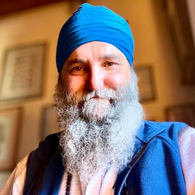 Maestro de KUNDALINI YOGA según las enseñanzas de Yogui Bhajan y certificación KRI. Director de Golden Temple Academy. Numerología Tántrica. Profesor de Gatka.