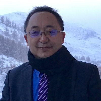 出生雪域，流亡天竺。現居達蘭薩拉 ～རྡ་རམ་ས་ལ། 在達賴喇嘛尊者辦公室服務。