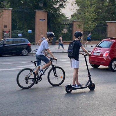 Grupo en español en defensa de los vehículos urbanos sostenibles y amables con su entorno, usando el centro del carril en calzada.

Únete a nosotros en Telegram