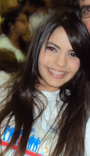 Uma estudante de Direito, capricorniana, apaixonada pela vida e pela família, que acredita muito em um ser maior Deus! *-*