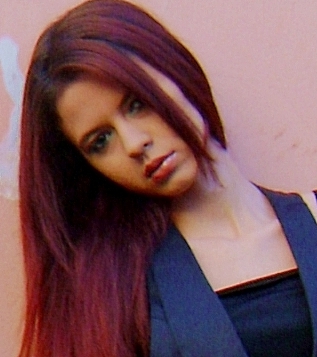 Ex-DJ, apaixonada por ELECTRO HOUSE, viciada em tirar fotos, bipolar, mais sei o que quero, e futura Secretária Executiva .