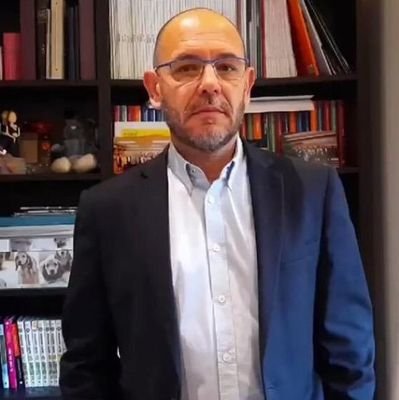 Professor de matemàtiques. Director d'institut.
Responsable d'organització de la sectorial Societat del Coneixement de Junts