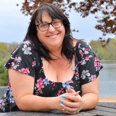 Wedding cake specialist who creates beautiful & delicious cakes.
Founder of the Cake Business Club resources for the cake community.