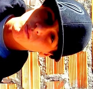 Sou aquele que agradece a cada dia, mais já pensando no de amanhã. o/ 17 years *-* Vagabundo/estudante. segue ae, sigo de volta ;D (meninas)