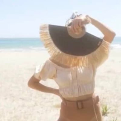 blondiesea_'s profile picture. Se eviti di dirmi “stai tranquilla” o “rilassati” possiamo essere amici