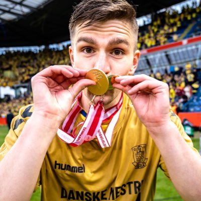 26 årig knægt fra Danmark 👱🏻♂️🇩🇰 Kæmpe sportsentusiast ⚽️ Brøndby IF 💛💙 Tweeter mest om sport og andre tanker #pldk #sldk ✍🏻💨