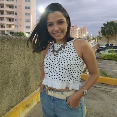 KareBoadas's profile picture. METRO Y MEDIO DE PURO AMOR. 
Nací en la isla más bonita del caribe Venezolano 🇻🇪 
Ingeniero Civil. Cocinera , Melómana, Cantante. GEMINIANA ♥