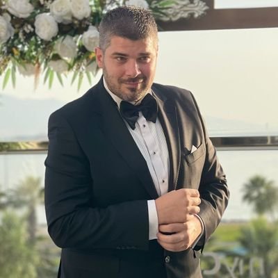 Tor liboslarida yalangoch blondalar