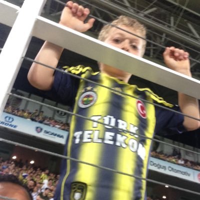 aşkınla olduk derbeder senin sevgin bir ömre bedel Fenerbahçeli olmanın gururu bizlere yeter 💛💙