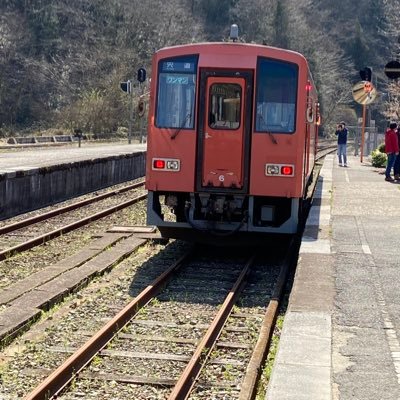 広島在住です。出身は福岡です。でなぜか35年ヤクルトスワローズ応援してます。 マスコミの567煽りに怒り💢 😷、💉いりません！自由が制限されるこの状態が怖いです。60年代〜洋楽や佐野元春聴きます。Twitter初心者ですのでよろしくお願いします。無言フォロー大歓迎です！