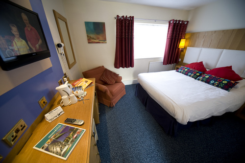 48 bedrooms ▪ Relaxed bar & lounge ▪ Conference facilities ▪ Free Wi-Fi ▪ Function Room ▪ 10 min walk to the metro with link direct to Macnehster city centre.