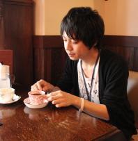 Fa Coffee(エフエーコーヒー)の菊地です!コーヒー用品を中心に扱うネットショップ「Fa Coffee」のスタッフをやらせていただいてます!また、個人的にバリスタを目指して修行中で、その軌跡をブログに書き残してます。ブログでは「Fa Coffee」の最新情報もお知らせしておりますので、是非ともご覧ください!