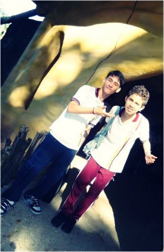deepois daa meeia noitee , nooz ascedeemos aas luzees daa cidaade , nooz abraaçamoos e ficaamoos juntoos atee naasceer o SOL ! (8)