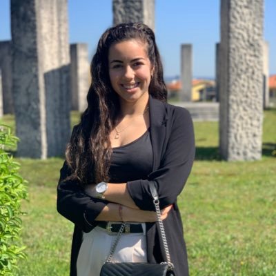 laaraabastos's profile picture. insta:laraabaastos