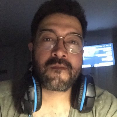 Amante de la literatura, el cine, la poesía, la fotografía, los cómics; dicen que soy SEO, creador de contenidos y me encanta el café tertuliado.