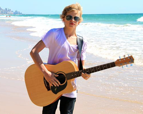 L.O.V.E @TheCodySimpson,this boy,blue eyes,blonde hair....Wish him to follow me.He is #iyiy  #allday #onmymind....Big fannnnnn.....