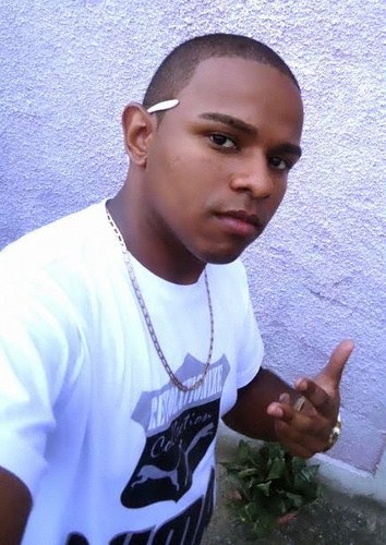 Nome completo: Wesley Messias de S. Machado
Aniverssαrio: 23/02...
Time de futebol: Vasco
Um verbo: sonhar