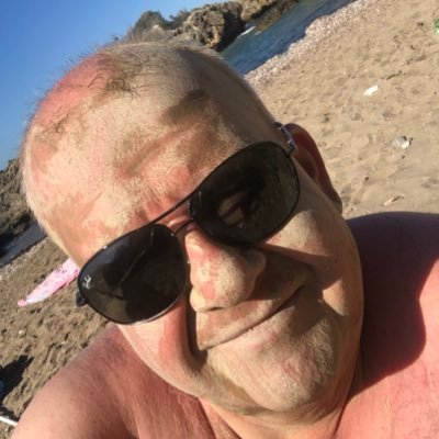 Patrz na me ręce, jak nimi kręcę, małe, drobne i do …….. nie podobne