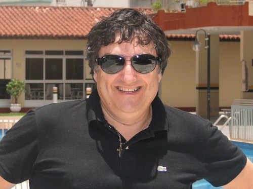 Formado em Administração , pela FURB . Apaixonado por fotografia, turismo, gastronomia, moda , cultura .   Fotógrafo   profissional.