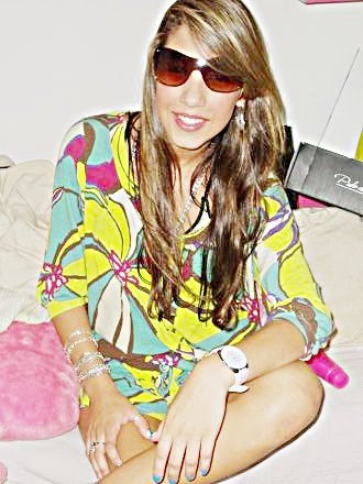 Thalitinha 15 anos, Ciumenta, Mimada,Histérica, Louca, Possessiva, Folgada, Irritante,Chorona & Fofa e meiga... Pareço metida mais sou legal, eu prometo :D