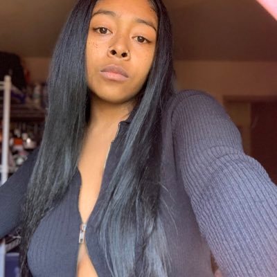 Stop hanging around chicks that got the tea and surround yourself with boss chicks that got the juice🥤Let me talk my shit.. CA$H- $SkylarBalaholla