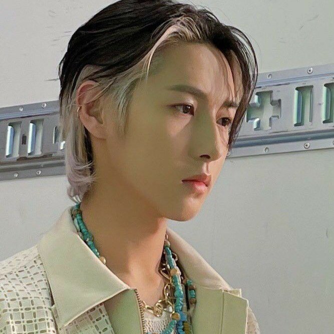 apcid's profile picture. ２０００ :: 来自 𝐍𝐂𝐓 的迷人小伙，他的外表是空灵的。a sublime man who makes everyone craves his appetence image, it's 𝐑enjun with the surname 𝐇uang.