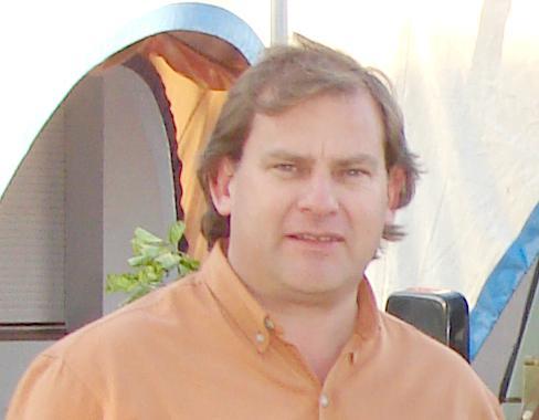 Nacido en Resistencia, Perito Mercantil. Compra y Vende vehículos y maquinarias