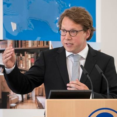 Political scientist
@IPZ_ch @UZH_ch
'Dort, wo andere den Fuß wegziehen, geht Malang mit dem Kopf hin'