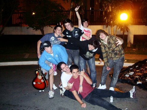 Hi, the Rockers is a moderation of the bands Linke and 941B, create communities, fan clubs, and anything else to disclose the boys.